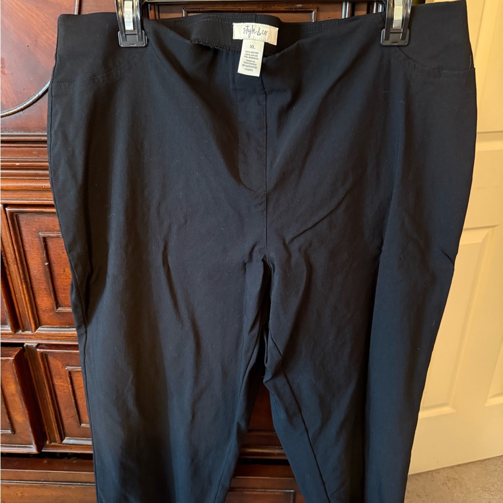 Style & Co. Black Pull On Capris Size XL.